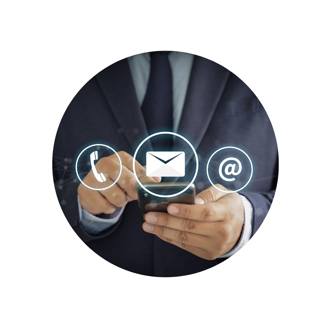 Professionnel utilisant un smartphone avec des icônes de communication (téléphone, email, message), illustrant les partenariats numériques et l’intégration de solutions SaaS